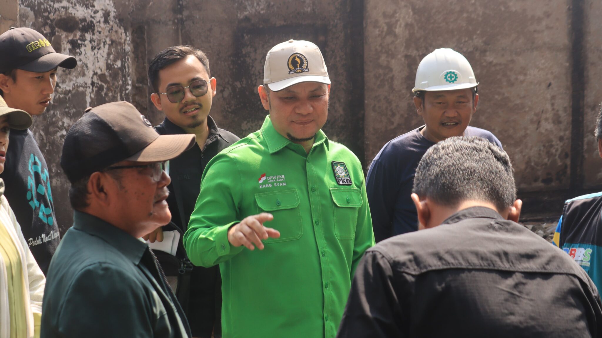 Asep Syamsudin Ajak Perkuat Gotong Royong Pascakebakaran di Desa Cikalong