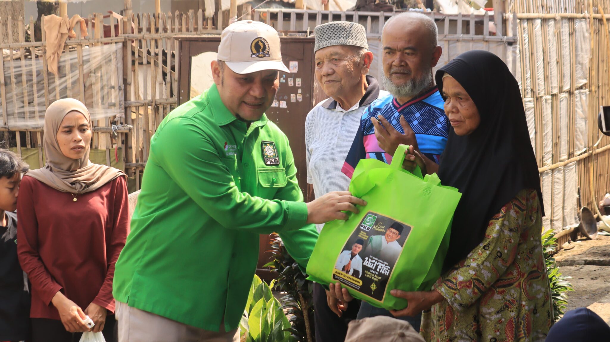 Asep Syamsudin Salurkan Bantuan untuk Korban Kebakaran di Desa Cikalong Cimaung